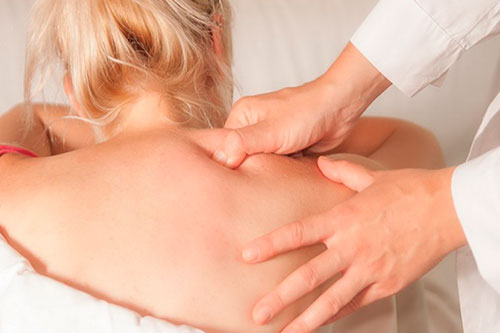 Основные аспекты и польза массажа спины
